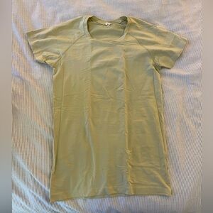 Lululemon Swiftly Tech Short Sleeve Shirt Hip Length Size 8